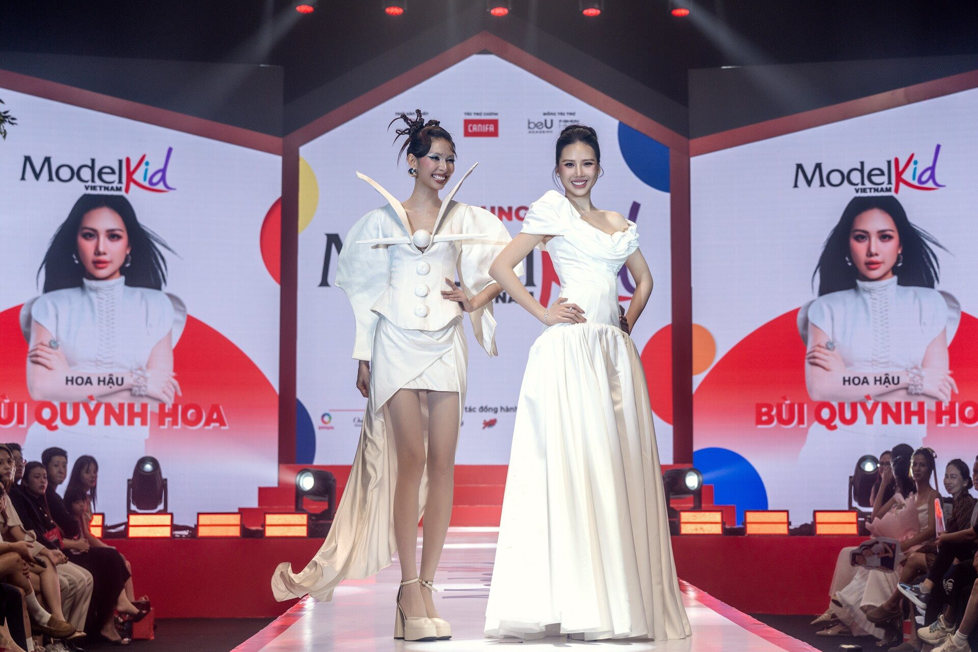 3.-hai-hlv-quynh-hoa-va-tyhd-mo-man-day-tu-tin-trong-nhung-_bo-canh_-long-lay-tai-dem-chung-ket-model-kid-vietnam-2026.jpg