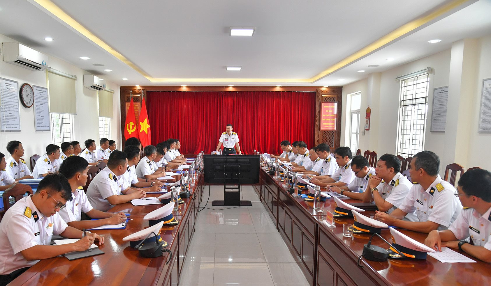 1.-ban-giam-khao-quan-triet-noi-dung-cham-thi.jpg