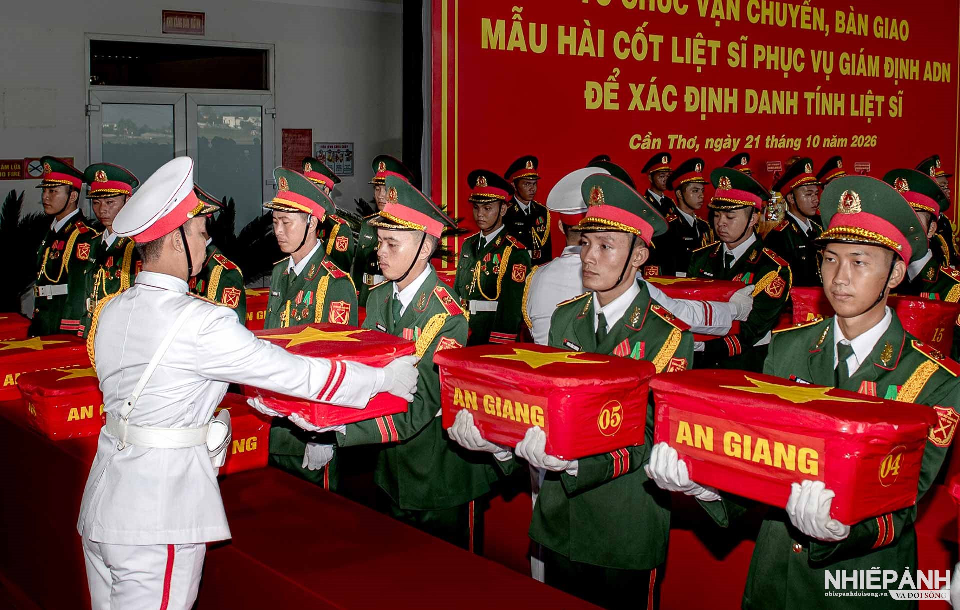 W_chuyen-mau-sinh-pham-hai-cot-liet-si-ra-may-bay_1.jpg