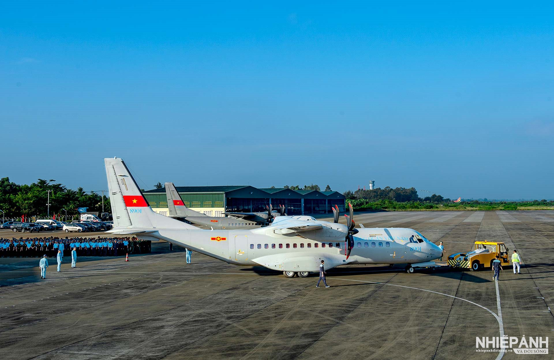 W_lanh-dao-quan-khu-9-va-dia-phuong-cac-tinh-thanh-pho-can-tho-an-giang-vinh-long-dong-thap-dua-tien-mau-sinh-pham-hai-cot-cac-anh-hung-liet-si-len-may-bay-quan-su-van-chuyen-ra-ha-noi-phuc-v.jpg