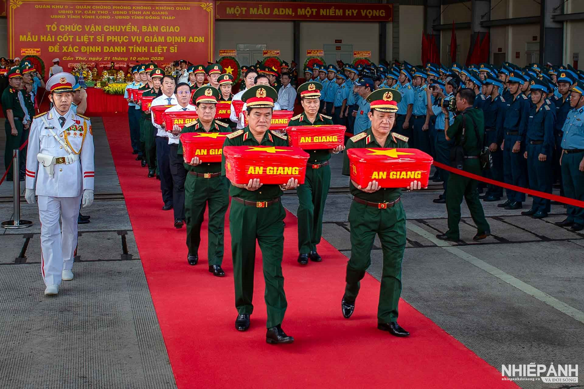W_lanh-dao-quan-khu-9-va-dia-phuong-dua-mau-sinh-pham-hai-cot-liet-si-chua-xac-dinh-duoc-danh-tinh-len-may-bay._1.jpg