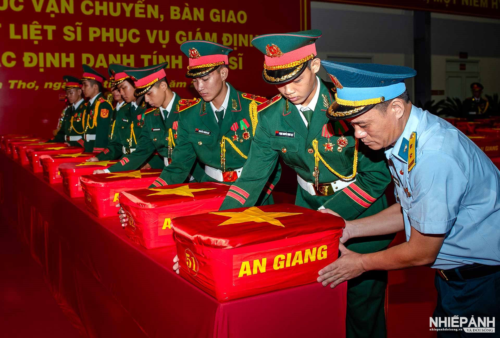 W_mau-sinh-pham-hai-cot-liet-si-duoc-chuyen-ra-tu-kho-bao-quan-luu-tru-chuyen-biet_1.jpg