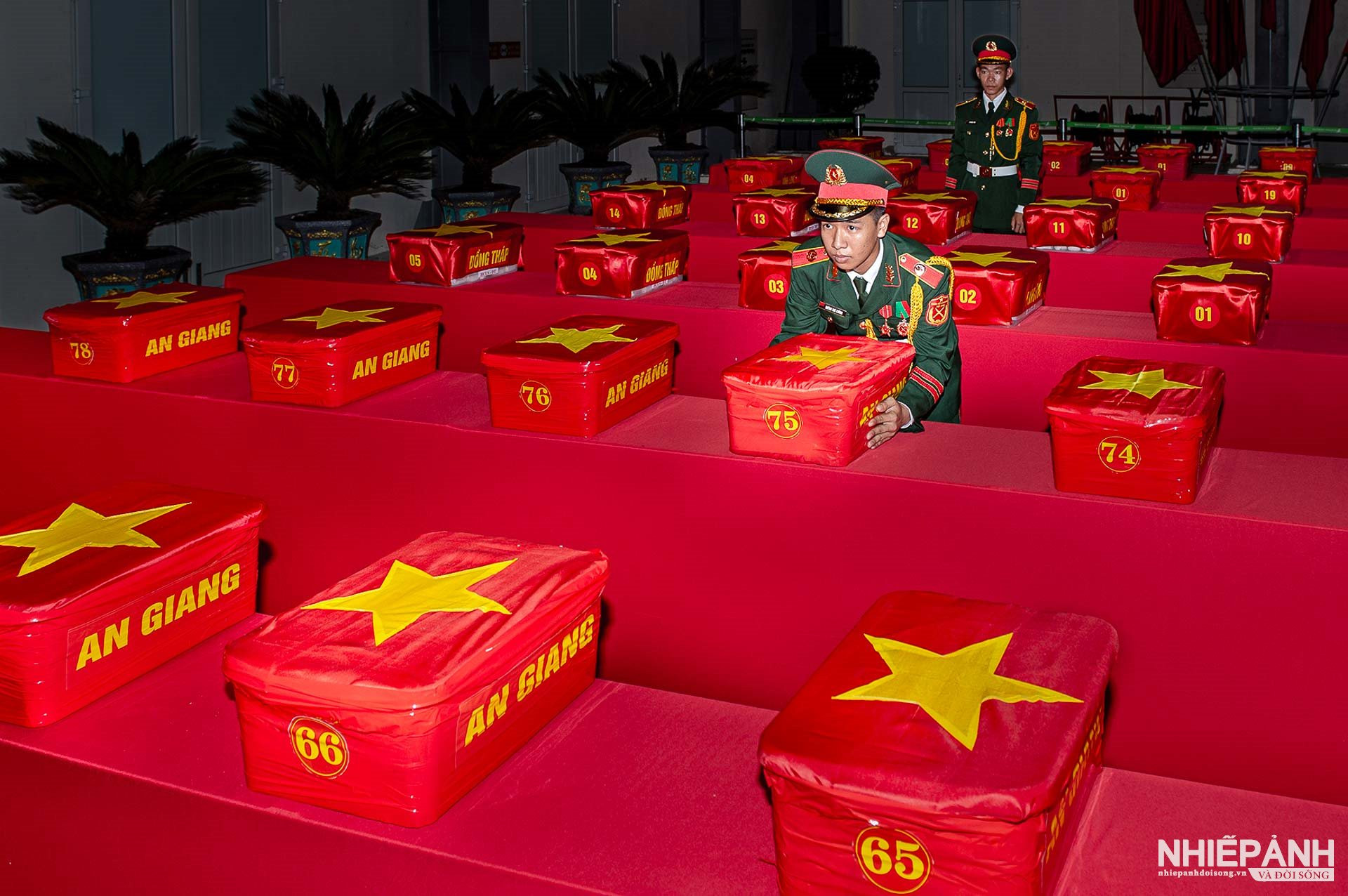 W_mau-sinh-pham-hai-cot-liet-si-truoc-gio-di-chuyen_1.jpg