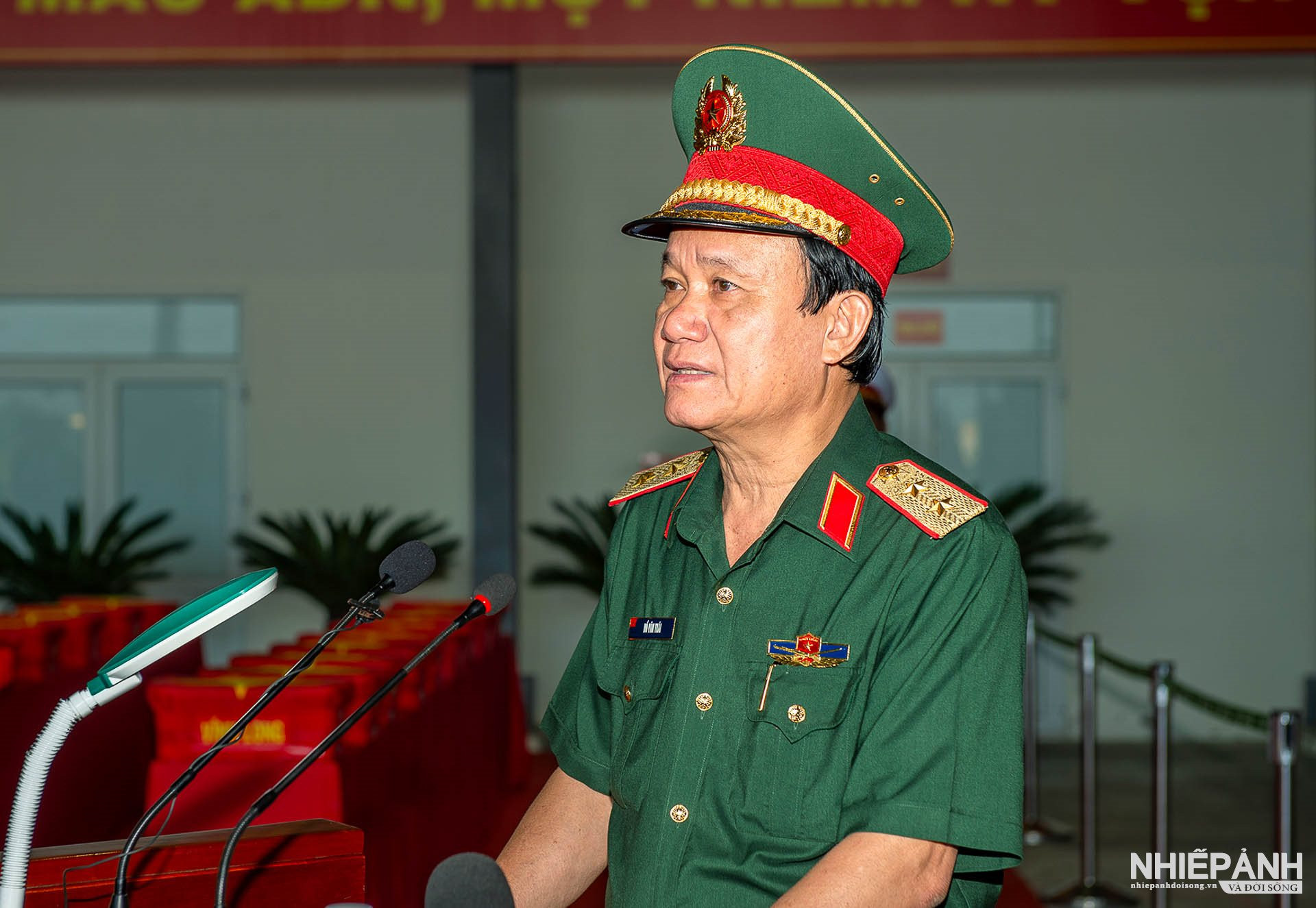 W_trung-tuong-ho-van-thai-chinh-uy-quan-khu-9-phat-bieu-tri-an-cac-anh-hung-liet-si_1.jpg