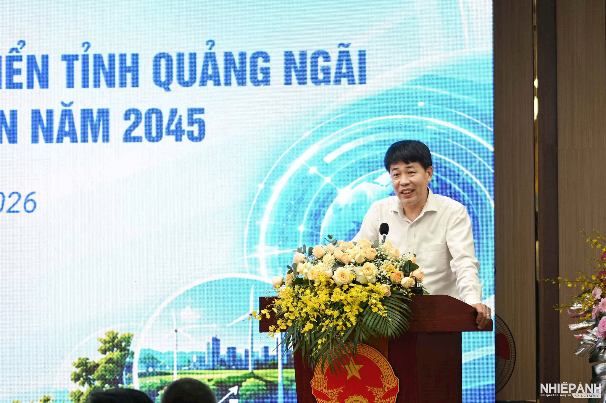 W_5.-tien-si-mai-van-phan-pho-cuc-truong-cuc-quan-ly-dat-dai-bo-nong-nghiep-va-moi-truong-trinh-bay-tham-luan-tai-hoi-thao.jpg