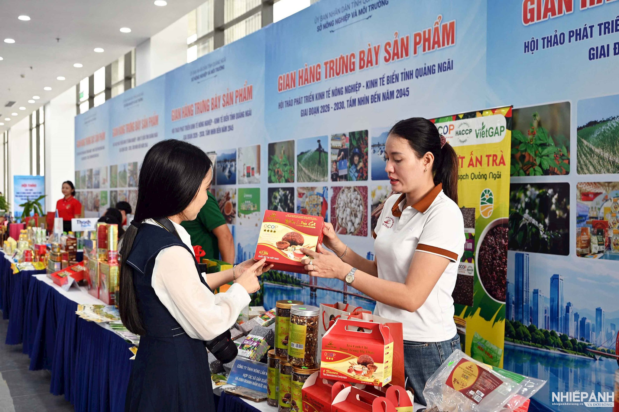 W_6.-gian-hang-san-pham-ocop-htx-nam-duc-nhuan-gioi-thieu-san-pham-cho-dai-bieu.jpg
