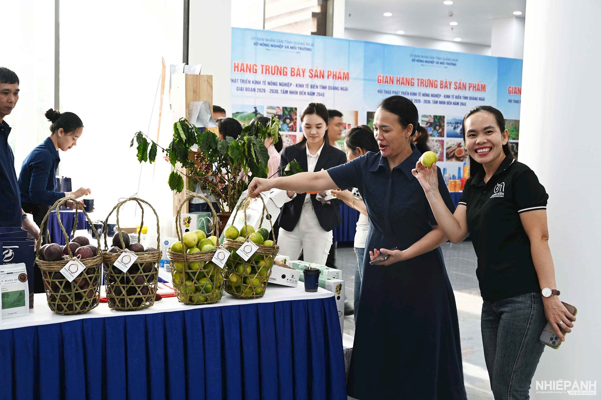 W_7.-gian-hang-trung-bay-cac-san-pham-nong-nghiep-xa-mang-den.jpg