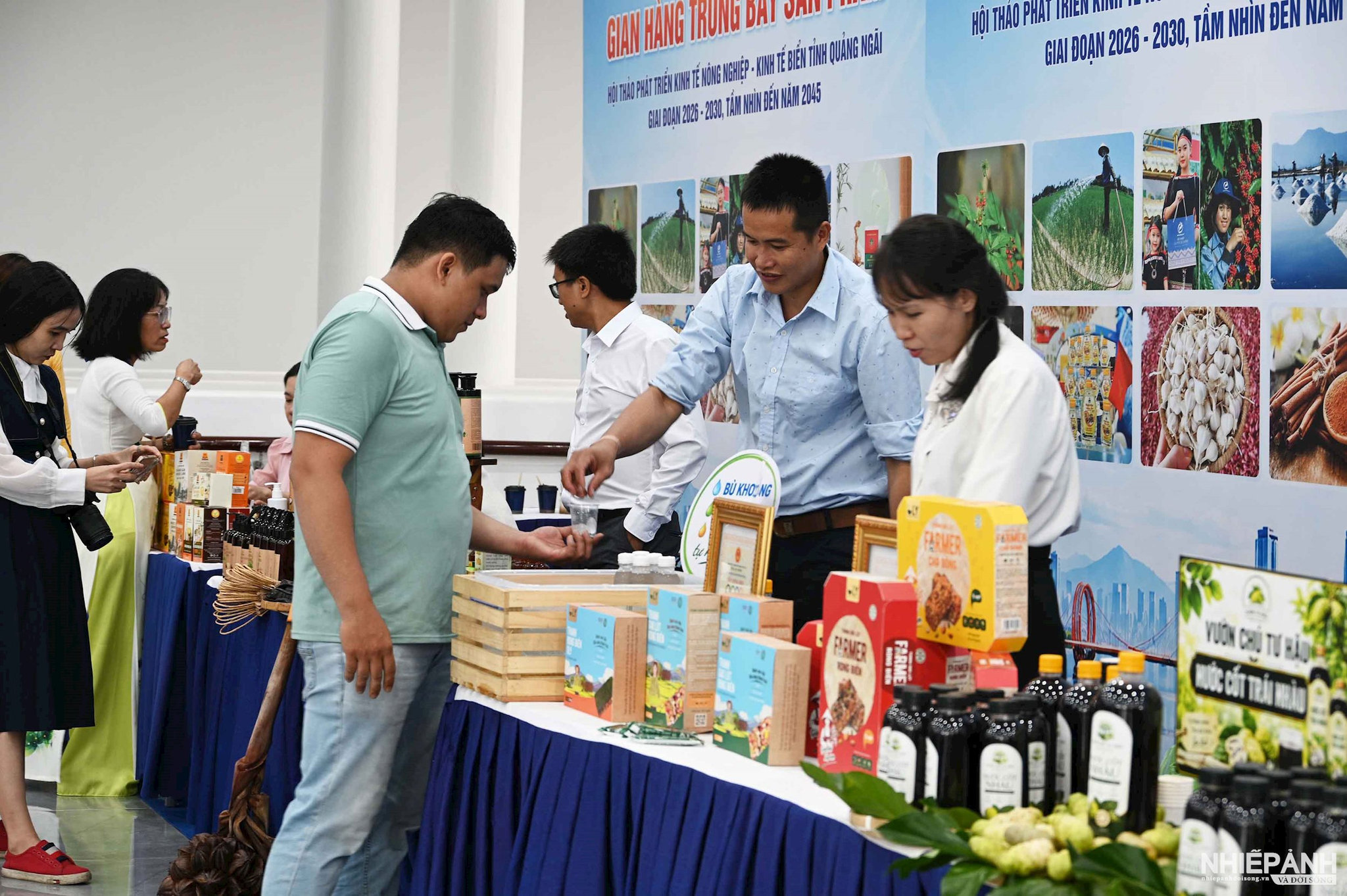 W_8.-gian-hang-trung-bay-cac-san-pham-ocop-phuong-cam-thanh.jpg