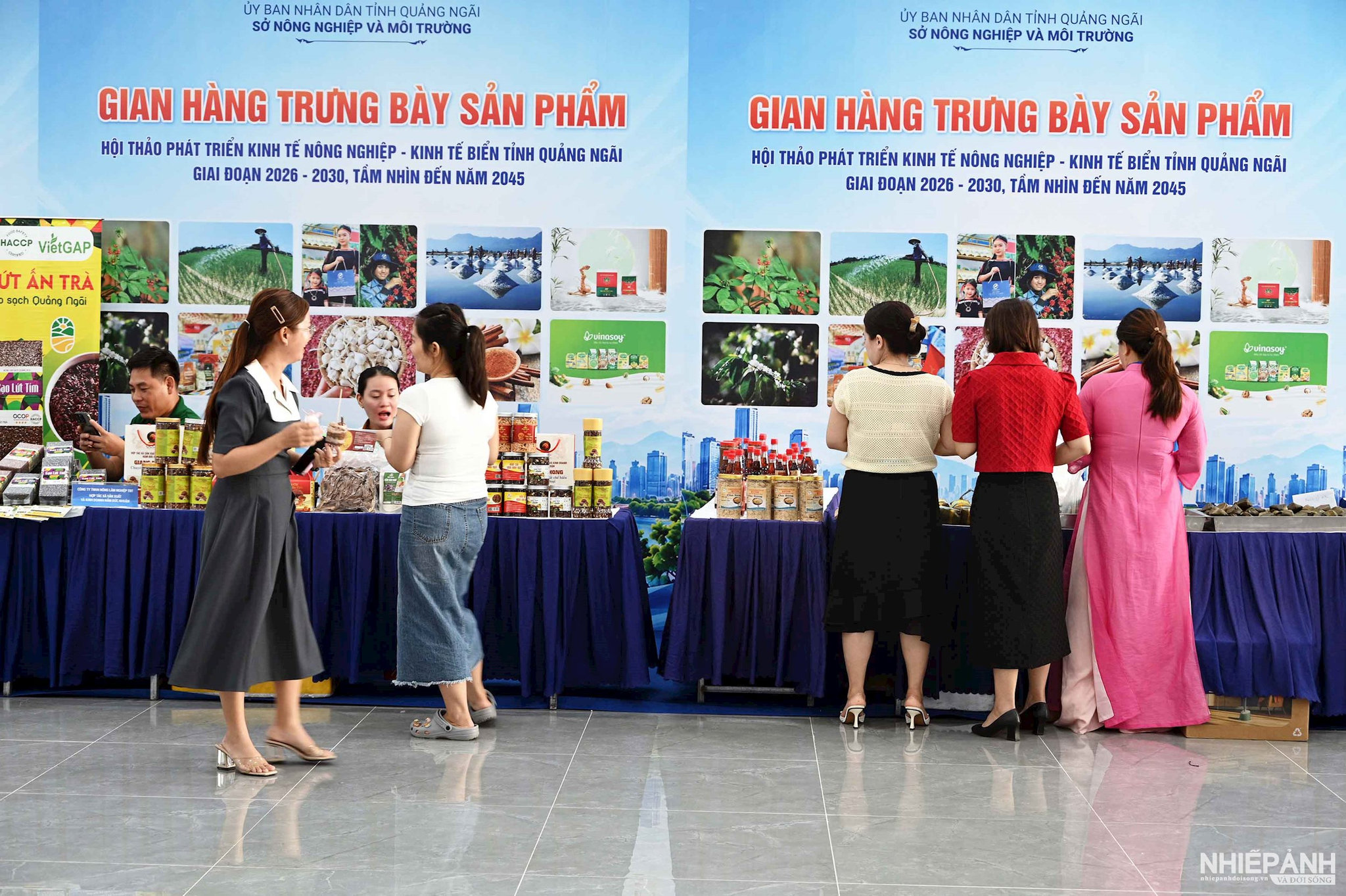 W_9.-cac-gian-hang-san-pham-ocop-trung-bay-ben-le-hoi-thao.jpg