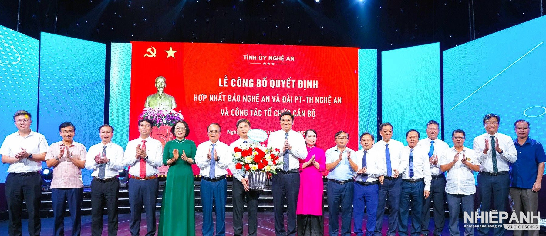 W_tinh-dang-uy-ubnd-tinh-van-phong-tinh-uy-cac-ban-so-nganh-dia-phuong-tang-hoa-chuc-mung-cac-dong-chi-trong-ban-bien-tap-bao.jpg