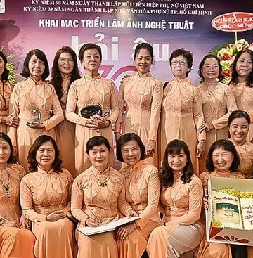 Hành trình 35 năm của những người phụ nữ cầm máy