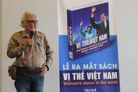 Sách ảnh ký sự ngoại giao ‘Vị thế Việt Nam’ được chuyển thành học bổng