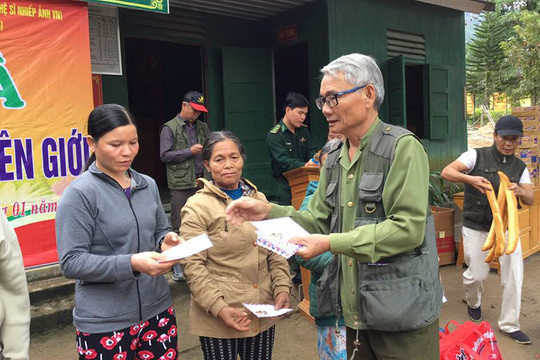 Tạp chí Nhiếp ảnh và Đời sống tổ chức tặng quà tết cho 75 hộ nghèo tại tỉnh Quảng Nam và nước bạn Lào