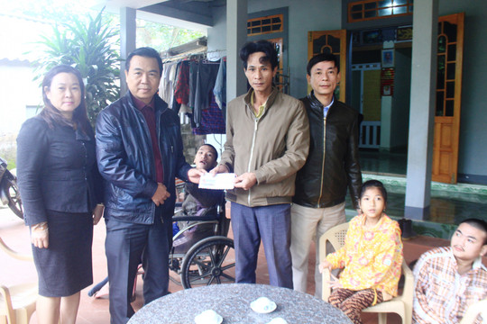 Quảng Trị: Tạp chí Nhiếp Ảnh & Đời Sống thăm hỏi, tặng quà cho nạn nhân chất độc da cam