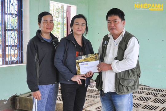 Tạp chí Nhiếp ảnh và Đời sống trao quà hỗ trợ học sinh vùng lũ Lệ Thủy, Quảng Bình