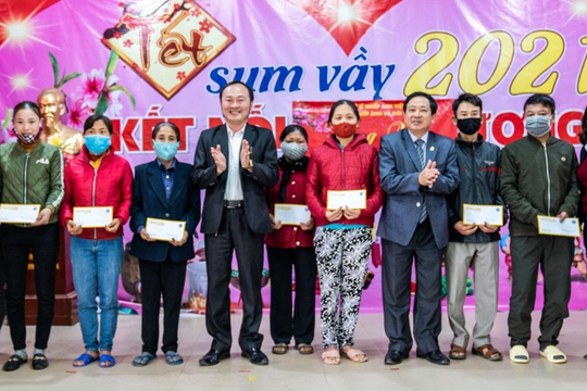 Trao quà Tết cho 20 hộ nghèo tại Nghệ An