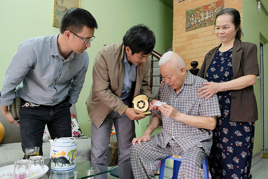 Lãnh đạo Hội thăm và trao Thẻ hội viên cho Nghệ sĩ Nhiếp ảnh - Đại tá Trần Xuân Liễu