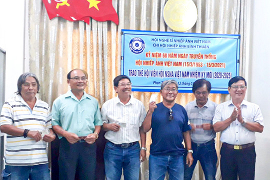 Chi hội NSNA Bình Thuận tổ chức kỷ niệm ngày truyền thống Nhiếp ảnh Việt Nam (15/03) và trao Thẻ hội viên Hội NSNAVN nhiệm kỳ 2020 - 2025
