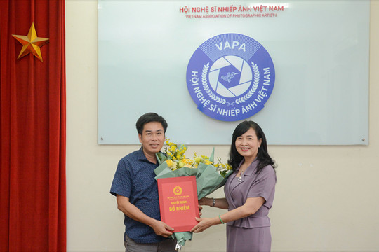 Trao Quyết định công nhận chức danh Phó Chủ tịch Hội NSNAVN nhiệm kỳ IX (2021 - 2025) đối với NSNA Hồ Sỹ Minh