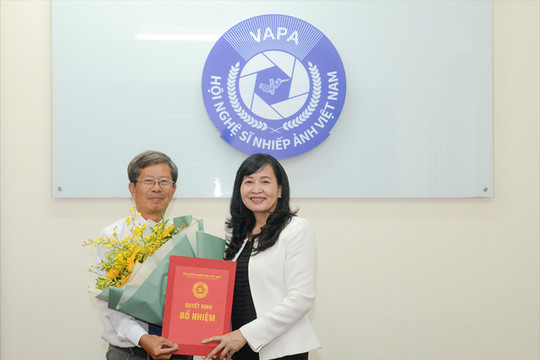 Chủ tịch Hội NSNAVN trao Quyết định công nhận chức danh Phó Chủ tịch Hội nhiệm kỳ IX (2021 - 2025) đối với NSNA Lê Nguyễn