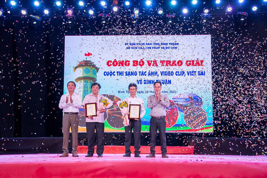 Trao giải Cuộc thi ảnh nghệ thuật "Điểm hẹn xanh" Bình Thuận