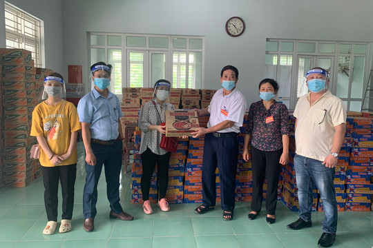 Chung tay chia sẻ với người dân bị ảnh hưởng bởi dịch Covid-19 tại huyện Mê Linh (Hà Nội)