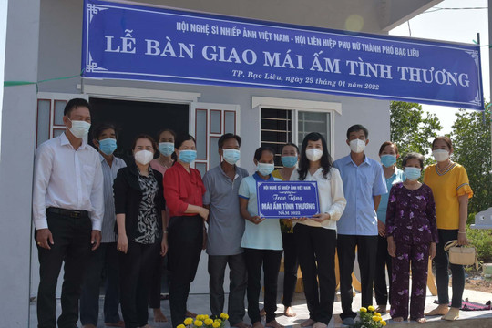 Chủ tịch Hội nghệ sĩ Nhiếp ảnh Việt Nam Trần Thị Thu Đông vận động hỗ trợ 5 căn Mái ấm tình thương cho hội viên phụ nữ khó khăn tỉnh Bạc Liêu