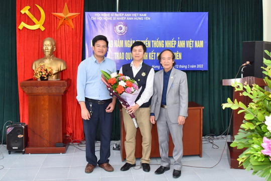 Hưng Yên: Tổ chức họp mặt Kỷ niệm 69 năm Ngày truyền thống Nhiếp ảnh Việt Nam (15/3/1953-15/3/2022) và trao quyết định kết nạp hội viên mới