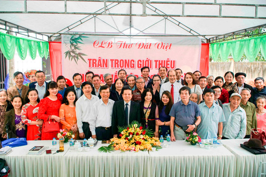 Câu lạc bộ Thơ Đất Việt ra mắt tập thơ "Về mẹ"