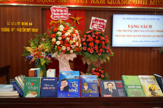 Hội đồng hương Nghệ An tại Hà Nội tổ chức trao tặng hơn 1000 cuốn sách cho thế hệ trẻ