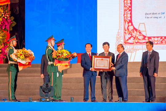 Bộ ảnh: Chủ tịch nước trao tặng Đảng bộ, Chính quyền và Nhân dân tỉnh Quảng trị Huân chương Hồ Chí Minh