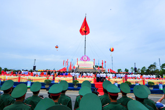 Bộ ảnh: Chủ tịch nước Nguyễn Xuân Phúc dự Lễ thượng cờ “Thống nhất non sông” tại Quảng Trị

