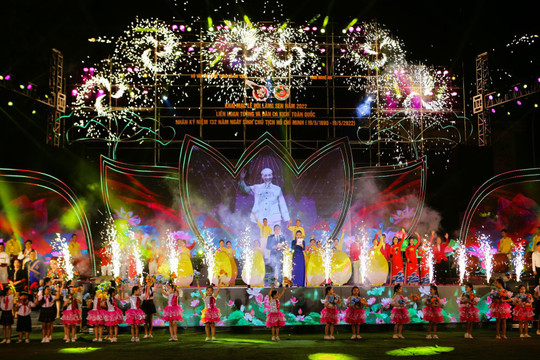 Lễ hội Làng Sen năm 2022: Lung linh chương trình nghệ thuật “Người là niềm tin tất thắng”