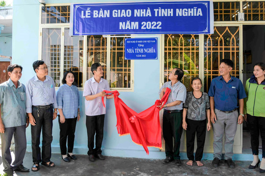 Hội NSNA Việt Nam trao nhà tình nghĩa cho gia đình chính sách và nhà tình thương cho hộ nghèo
