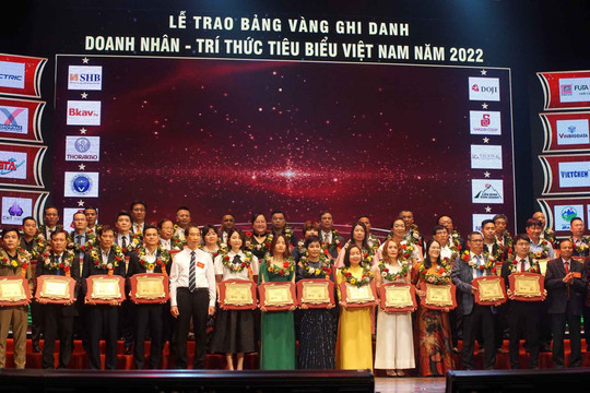 Trao chứng nhận Bảng vàng Doanh nhân - Trí thức tiêu biểu hàng Việt tốt, Dịch vụ hoàn hảo - Thương hiệu nổi tiếng Việt Nam năm 2022