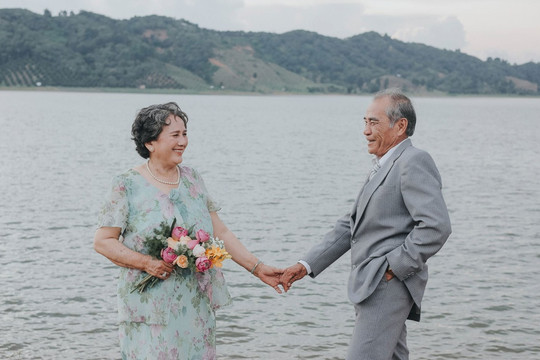Bộ ảnh cưới ông bà U.80: Mãi hạnh phúc chuyện tình thời 'ông bà anh'