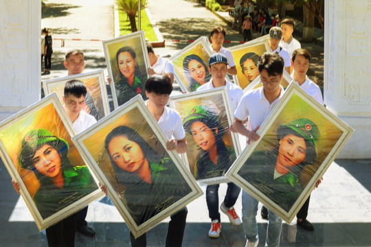 Nhóm bạn trẻ phục dựng lại bức ảnh của 10 cô gái đã hy sinh ở Ngã ba Đồng Lộc