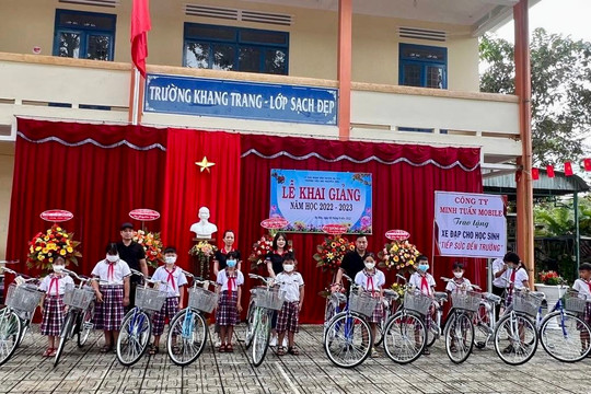 Trao xe đạp cho các em học sinh khó khăn tại Đạ Tẻh, tỉnh Lâm Đồng