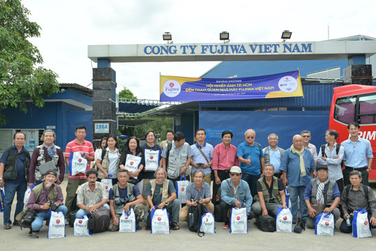 Hội Nhiếp ảnh TP.HCM tổ chức tham quan nhà máy Fujiwa Việt Nam