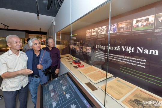 Nick Út trao tặng dụng cụ tác nghiệp cho Bảo tàng Báo chí Việt Nam