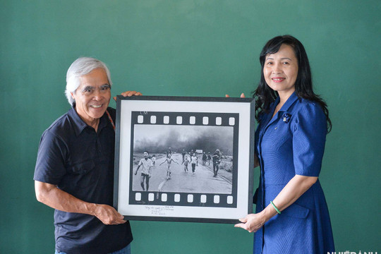 Phóng viên ảnh chiến trường Nick Út tặng Hội Nghệ sĩ Nhiếp ảnh Việt Nam bức ảnh "Em bé Napalm"