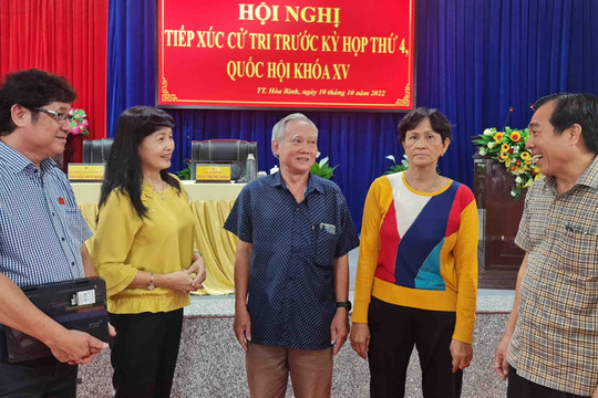 Nghệ sĩ nhiếp ảnh Trần Thị Thu Đông tiếp xúc cử tri tại tỉnh Bạc Liêu