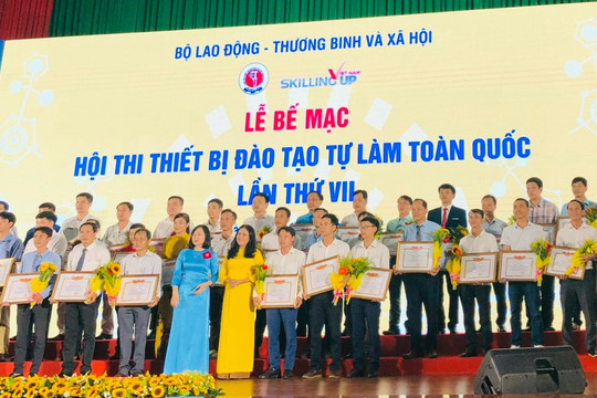 Nhóm tác giả Nguyễn Thanh Thuận và Nguyễn Quốc Hà của trường CĐCĐ Đắk Nông được Bộ LĐTBXH tặng bằng khen