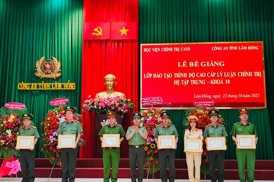 Hình ảnh học viên Chính trị Công an nhân dân tổ chức lễ bế giảng Lớp Cao cấp lý luận chính trị hệ tập trung khoá 10 năm 2022 tại Lâm Đồng