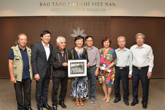 Nhà báo Nick Út gặp lại "Em bé Napalm" sau 50 năm tại Việt Nam
