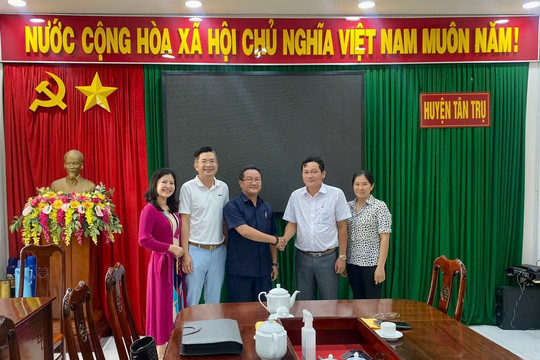 Tạp chí Nhiếp ảnh và Đời sống, Viện IMRIC và Bệnh viện Răng hàm mặt Sài Gòn thăm, làm việc với UBND Huyện Tân Trụ (Long An)