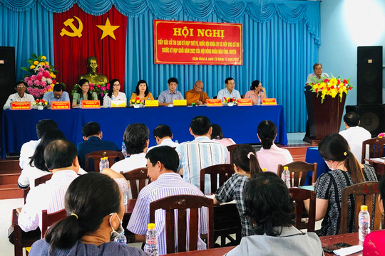 Nghệ sĩ nhiếp ảnh Trần Thị Thu Đông tiếp xúc cử tri tại tỉnh Bạc Liêu.