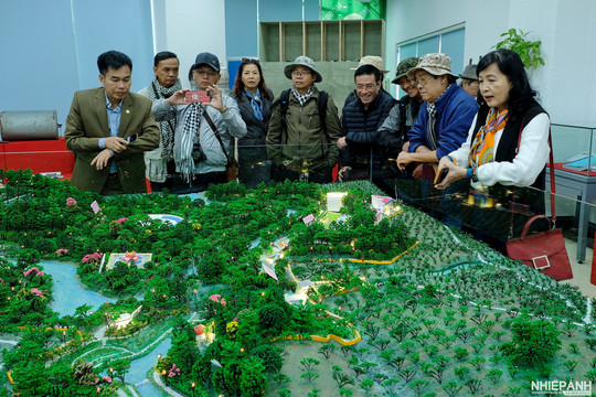 Hội Nghệ sĩ Nhiếp ảnh Việt Nam tham quan Công viên Di sản các nhà khoa học Việt Nam tại tỉnh Hoà Bình