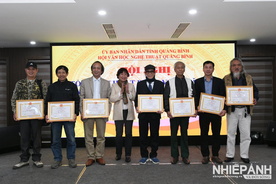 Hội Văn học Nghệ thuật tỉnh Quảng Bình biểu dương, khen thưởng nhiều nghệ sĩ nhiếp ảnh đã có thành tích xuất sắc trong năm 2022.