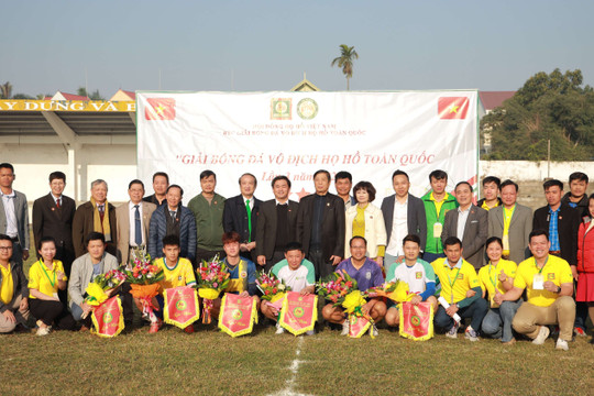 Tưng bừng Lễ khai mạc Giải bóng đá thanh niên họ Hồ Việt Nam